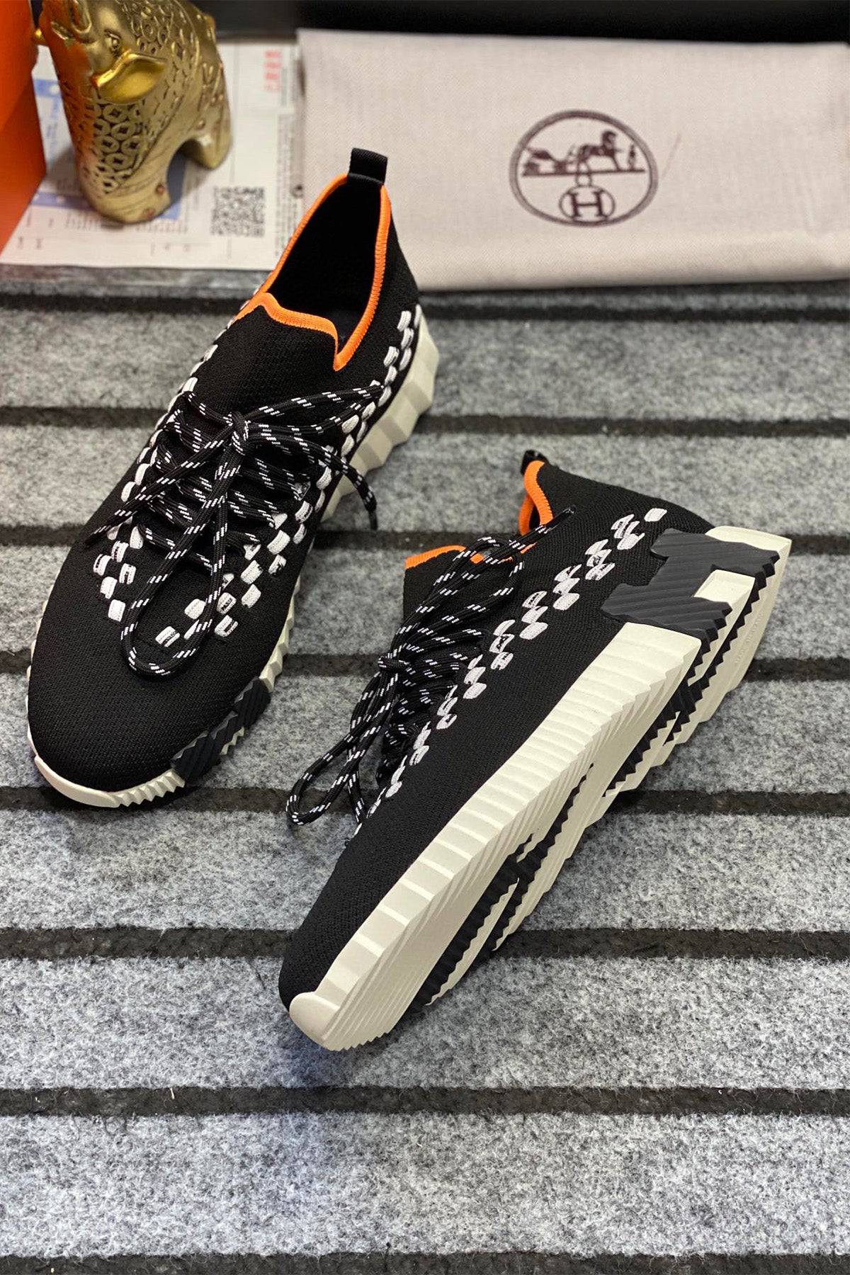 Bouncing Sneaker - 24HEARTZ