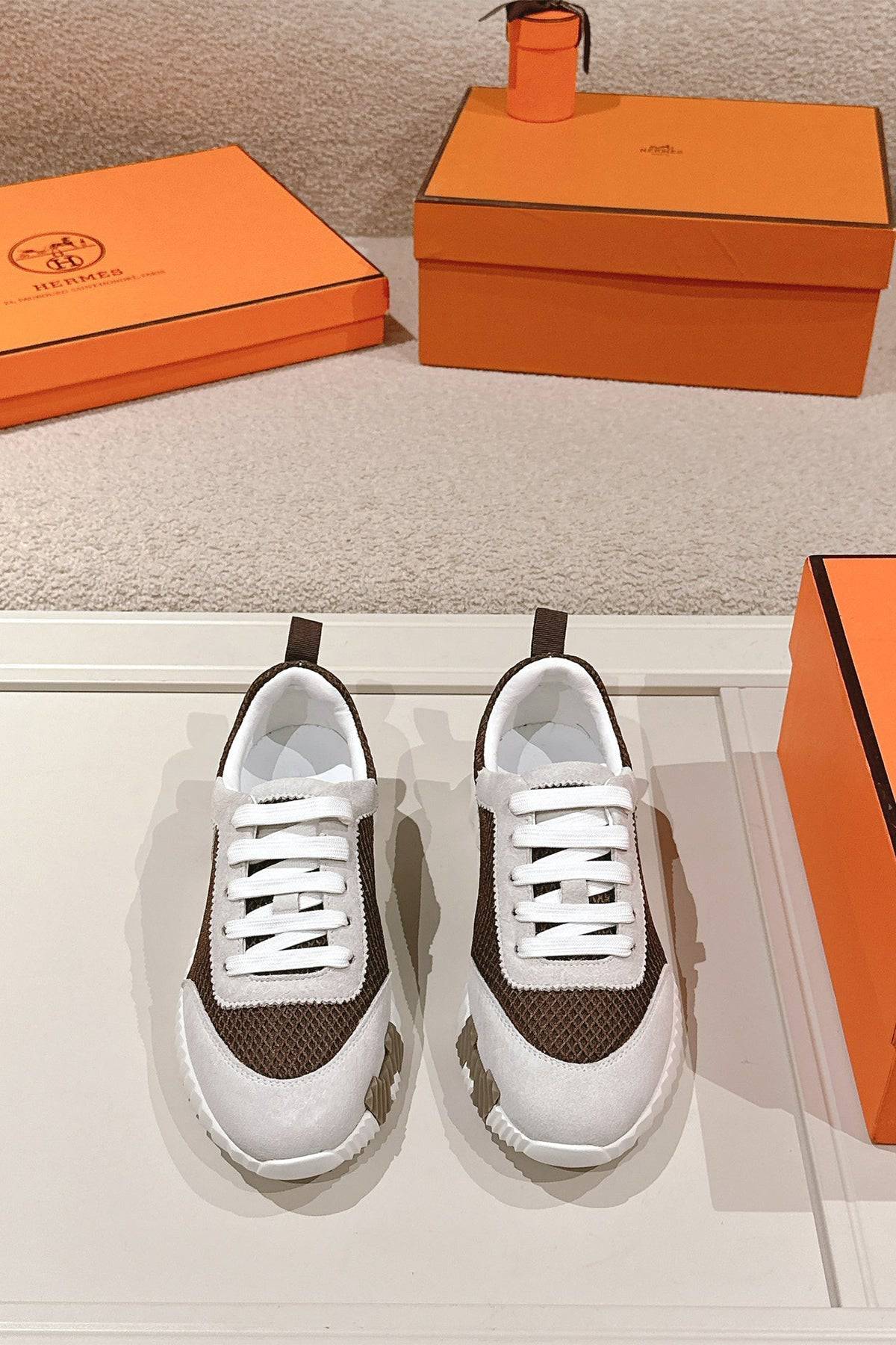 Bouncing Sneaker - 24HEARTZ