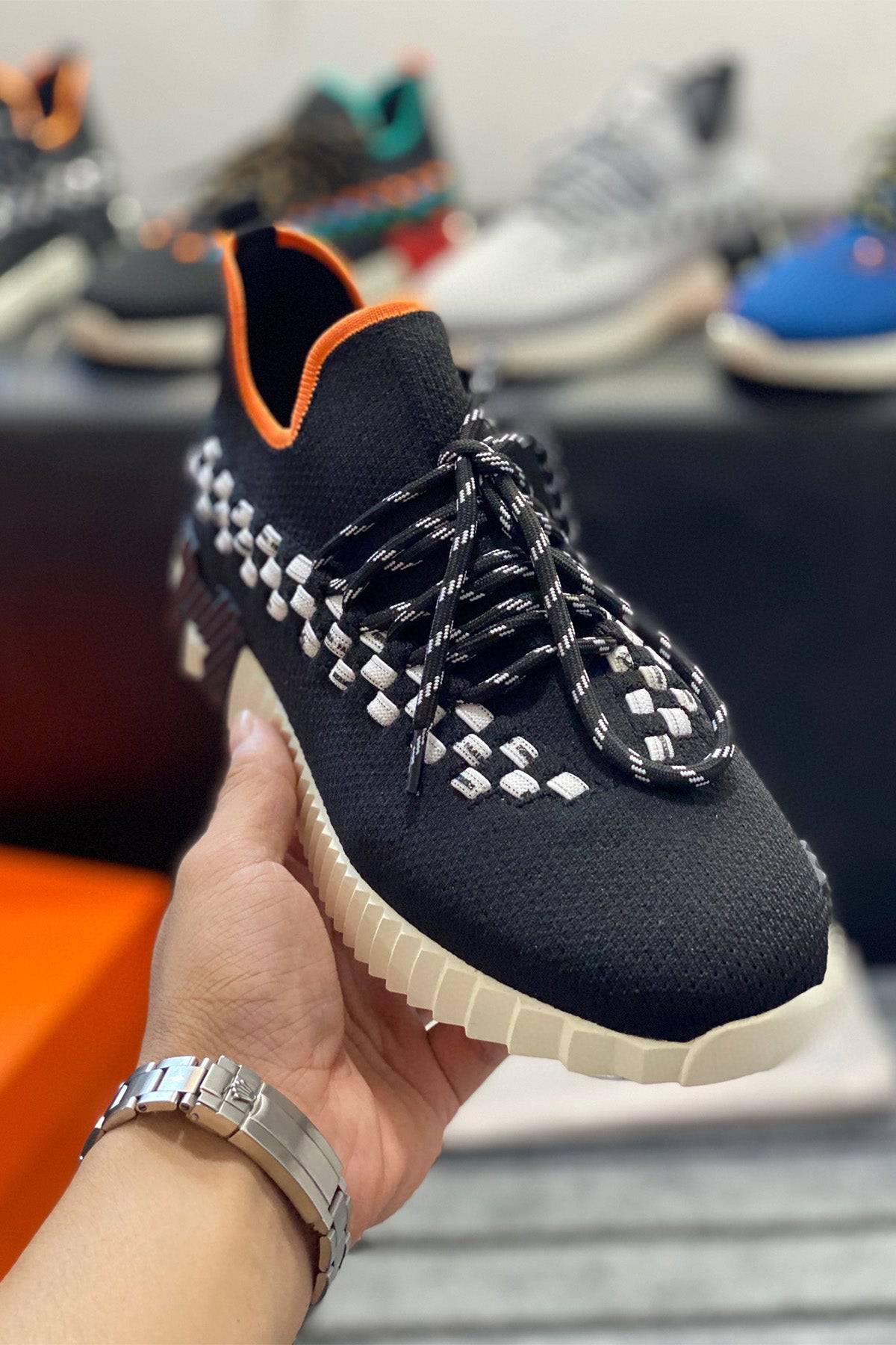 Bouncing Sneaker - 24HEARTZ