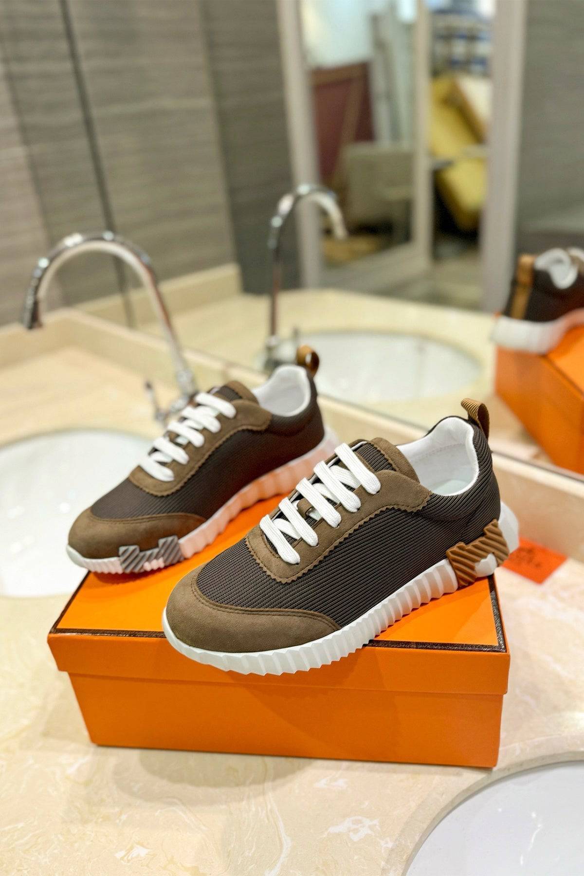 Bouncing Sneaker - 24HEARTZ
