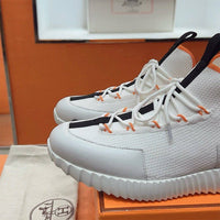 Bouncing Sneaker - 24HEARTZ