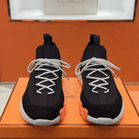 Bouncing Sneaker - 24HEARTZ