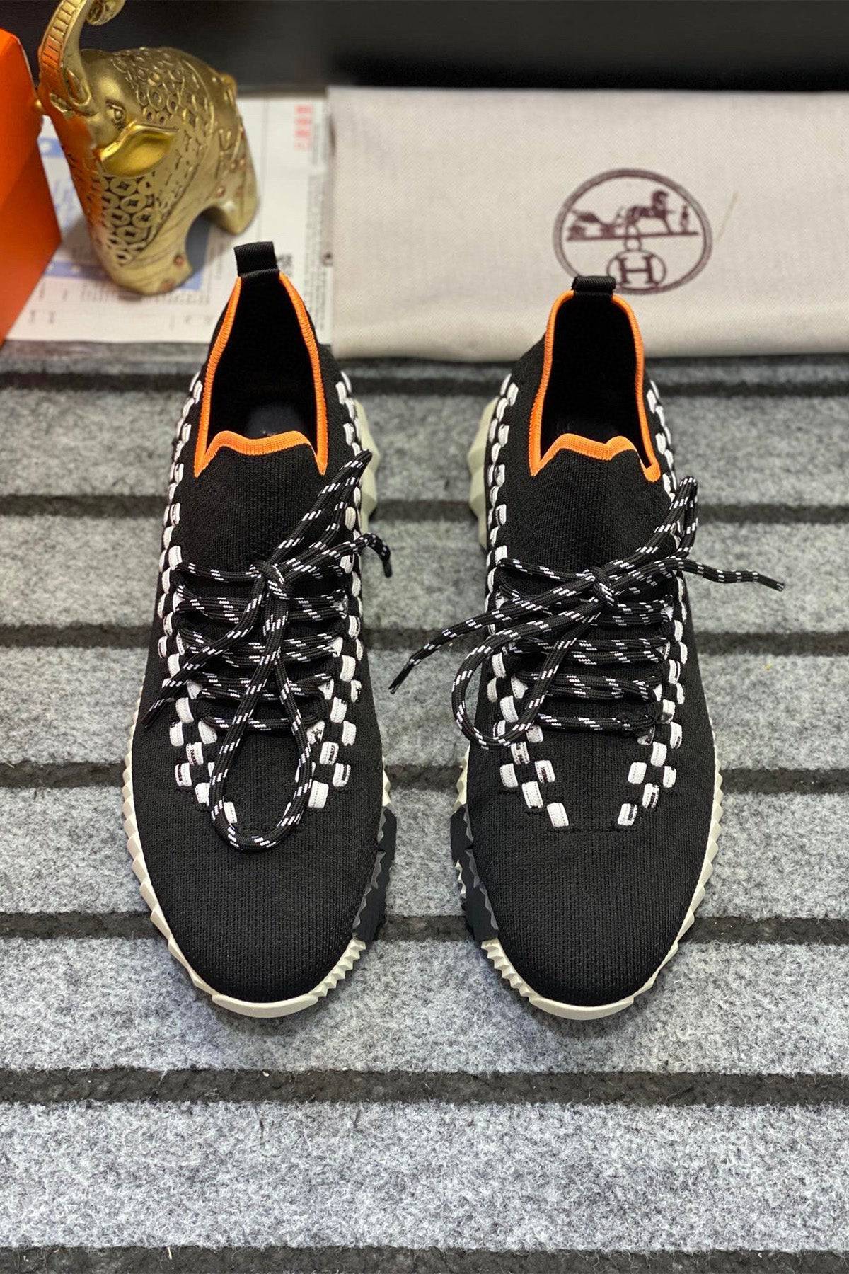 Bouncing Sneaker - 24HEARTZ