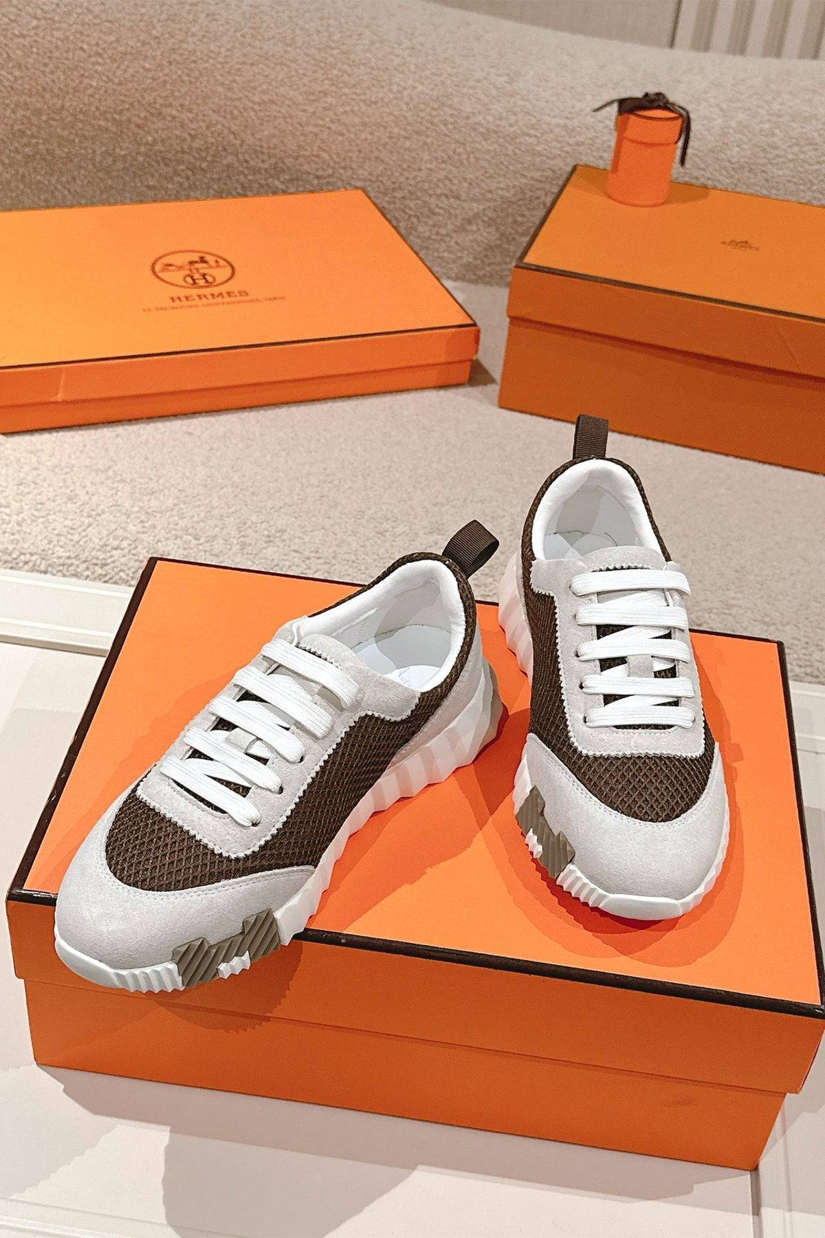 Bouncing Sneaker - 24HEARTZ