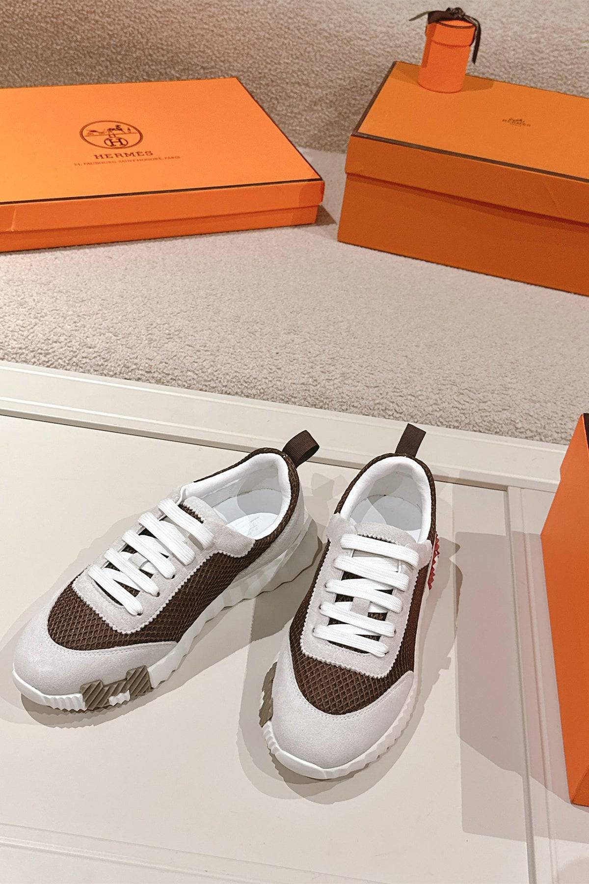 Bouncing Sneaker - 24HEARTZ