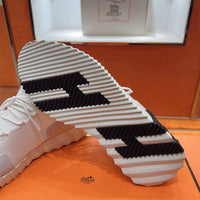 Bouncing Sneaker - 24HEARTZ