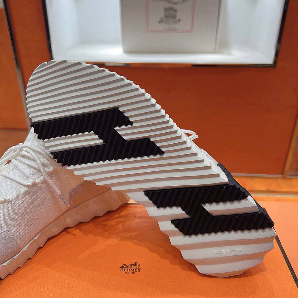 Bouncing Sneaker - 24HEARTZ
