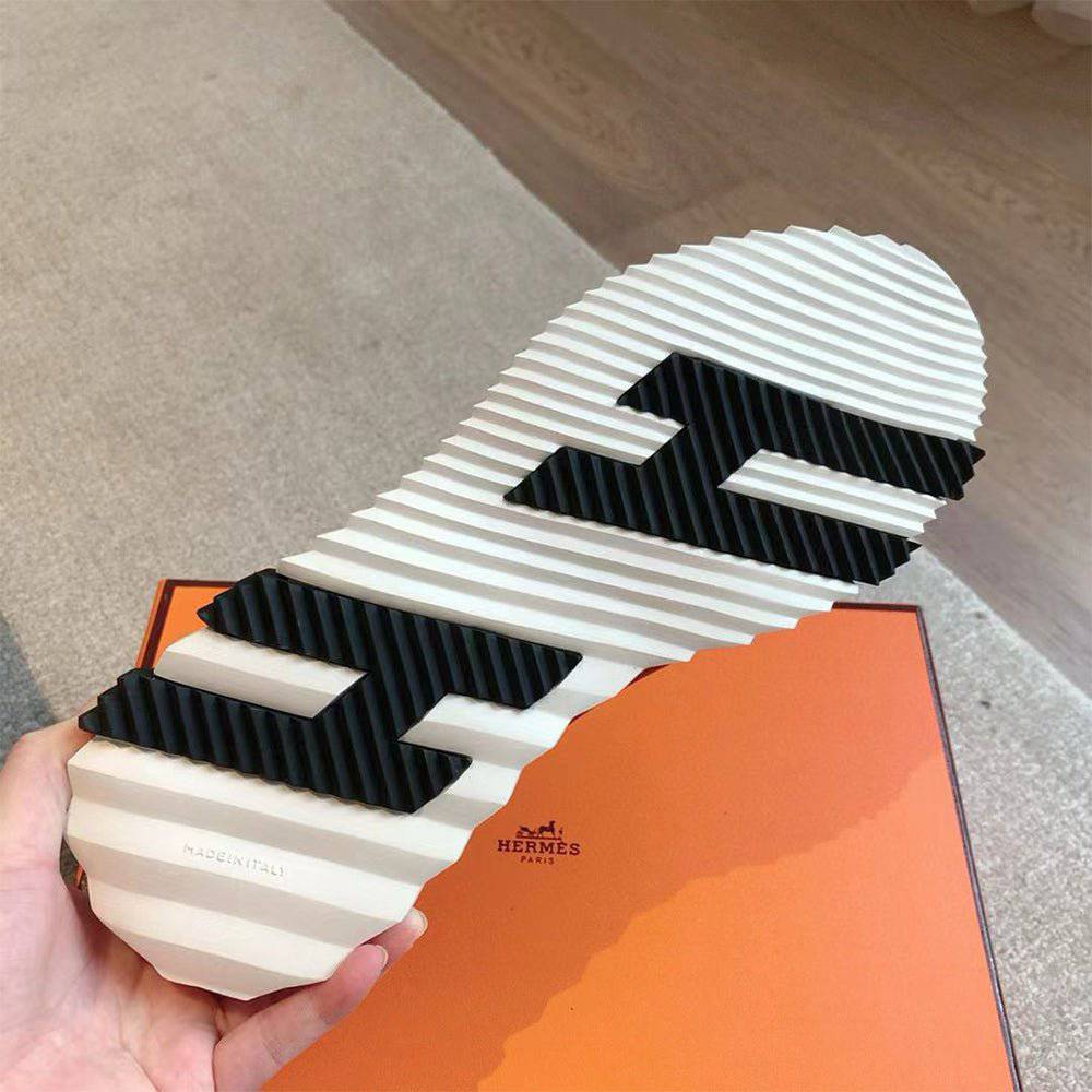 Bouncing Sneaker - 24HEARTZ