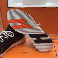 Bouncing Sneaker - 24HEARTZ