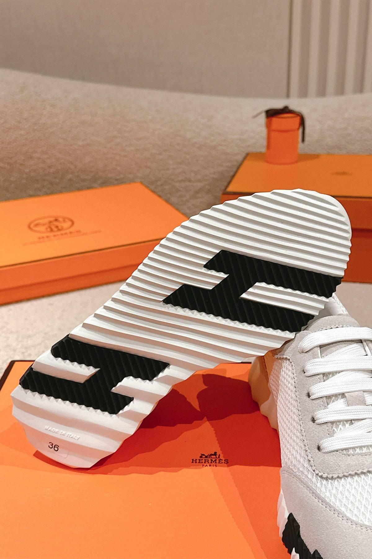Bouncing Sneaker - 24HEARTZ