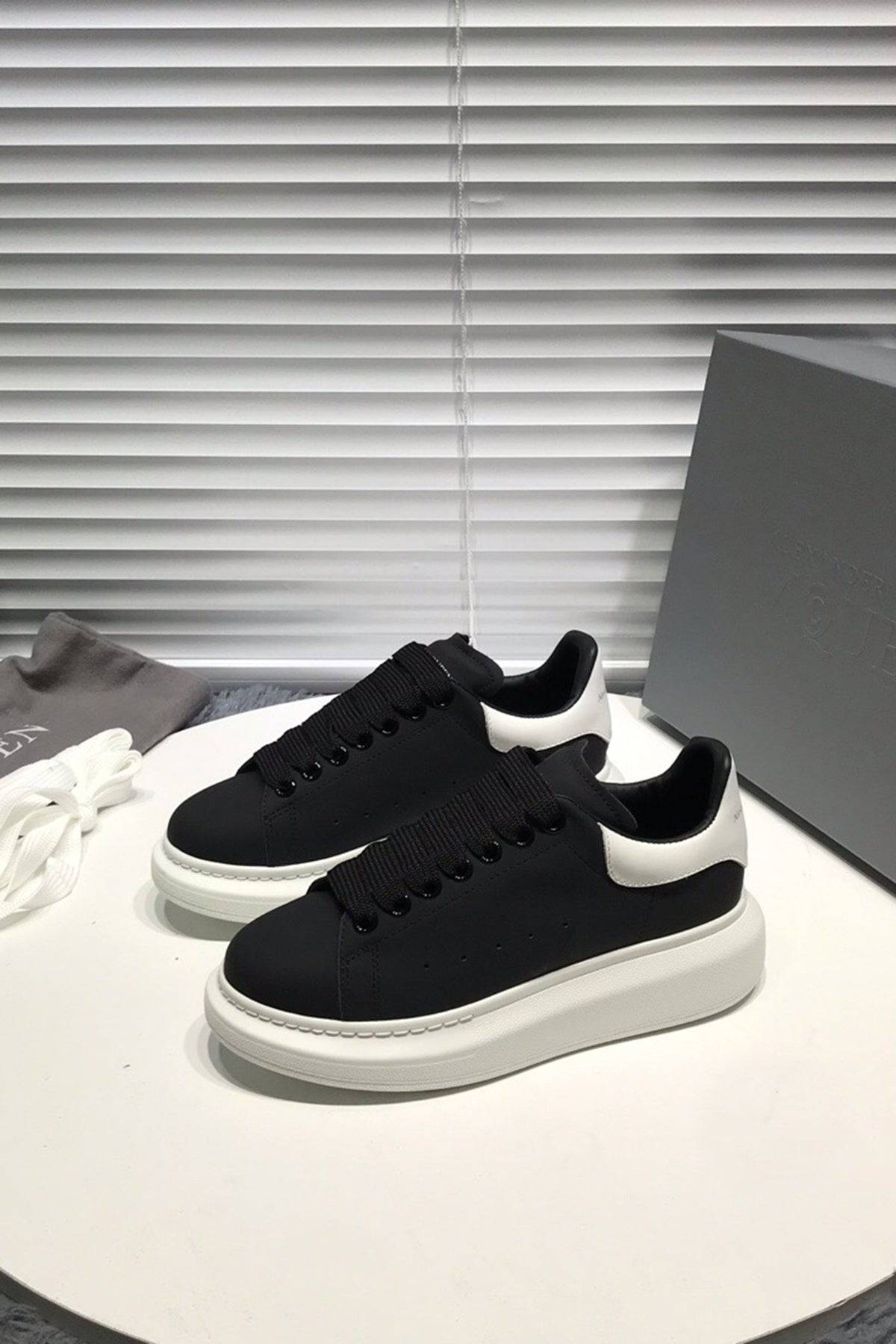 Oversized Sneaker - 24HEARTZ