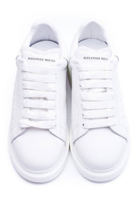 24HEARTZ oversized sneaker in white with chunky sole and lace-up design, showcasing a stylish and comfortable look.