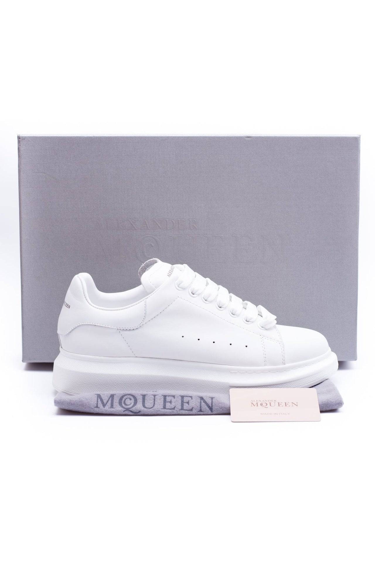 24HEARTZ oversized sneaker in white with chunky sole and lace-up design, showcasing a modern casual style.
