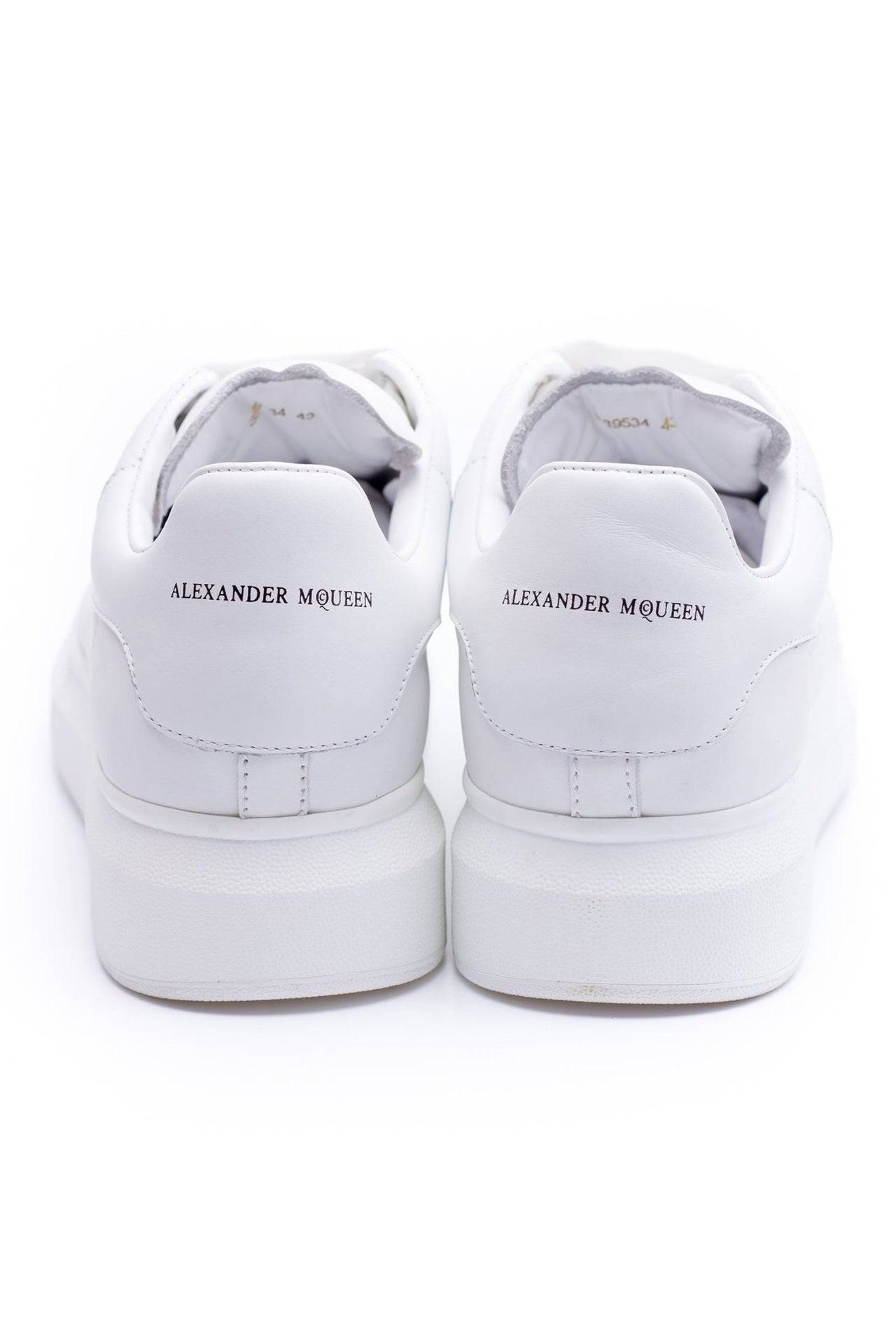 24HEARTZ oversized sneaker in white with chunky sole and breathable mesh upper, showcasing a trendy streetwear style.