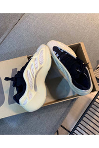 Yeezy 700 - 24HEARTZ