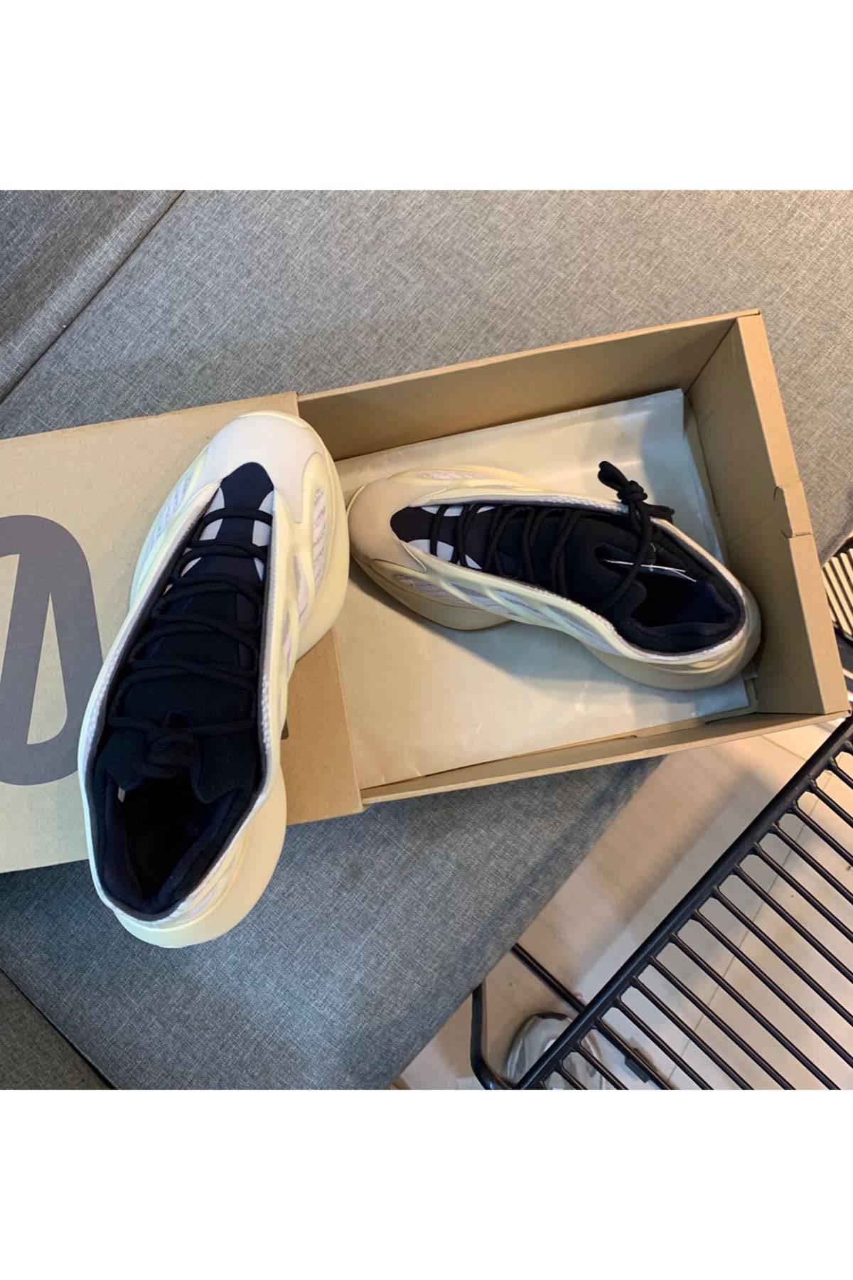 Yeezy 700 - 24HEARTZ